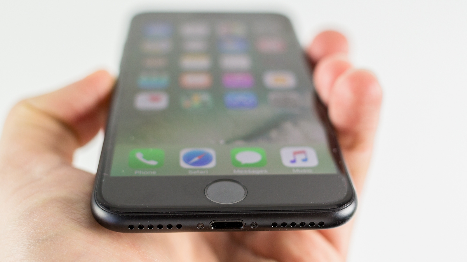Inside iPhone 7: Water resistance